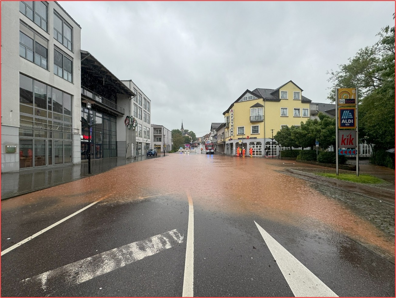 Fotografie einer überfluteten Straße